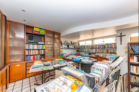 Casa à venda com 622m², 5 quartos e 5 vagasBiblioteca