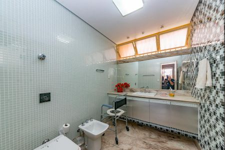 Casa à venda com 622m², 5 quartos e 5 vagasBanheiro Social