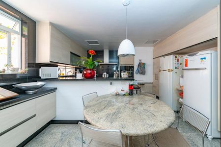 Casa à venda com 622m², 5 quartos e 5 vagasCozinha