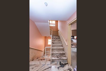 Casa à venda com 622m², 5 quartos e 5 vagasEscada