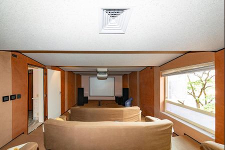 Casa à venda com 622m², 5 quartos e 5 vagasCinema