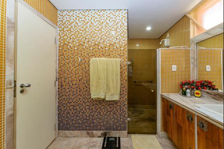 Casa à venda com 622m², 5 quartos e 5 vagasBanheiro da Suíte 1