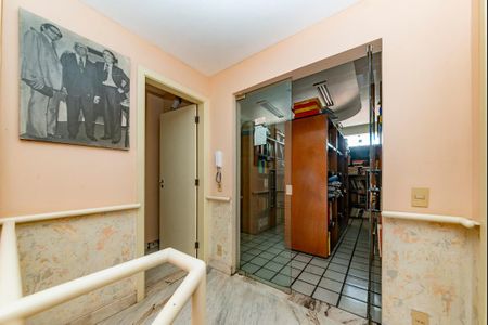 Casa à venda com 622m², 5 quartos e 5 vagasEscada