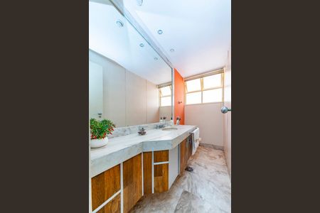 Casa à venda com 622m², 5 quartos e 5 vagasLavabo