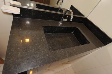 Casa à venda com 110m², 2 quartos e 2 vagasBanheiro da Suíte 2 - Pia