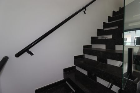 Casa à venda com 110m², 2 quartos e 2 vagasEscada