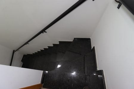 Casa à venda com 110m², 2 quartos e 2 vagasEscada