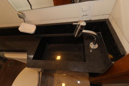 Casa à venda com 110m², 2 quartos e 2 vagasBanheiro da Suíte 1 - Pia