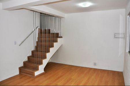 Casa à venda com 133m², 3 quartos e 3 vagas Casa à venda com 133m², 3 quartos e 3 vagasSala