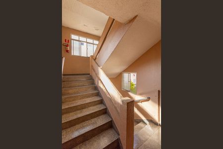 Apartamento à venda com 42m², 2 quartos e 1 vaga Apartamento à venda com 42m², 2 quartos e 1 vagaEscada