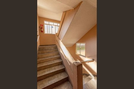 Apartamento à venda com 42m², 2 quartos e 1 vaga Apartamento à venda com 42m², 2 quartos e 1 vagaEscada