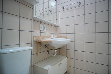 Banheiro da Suíte Americana de apartamento para alugar com 2 quartos, 50m² em Sarandi, Porto Alegre