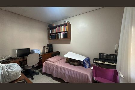 Casa à venda com 315m², 6 quartos e 2 vagas Casa à venda com 315m², 6 quartos e 2 vagasQuarto