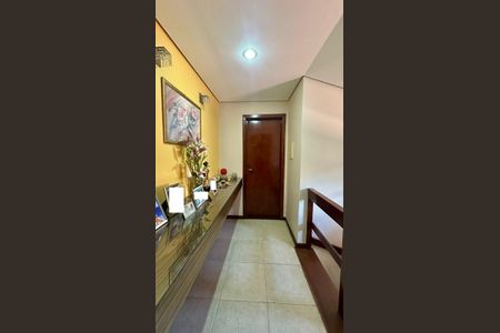 Casa à venda com 315m², 6 quartos e 2 vagas Casa à venda com 315m², 6 quartos e 2 vagasCorredor