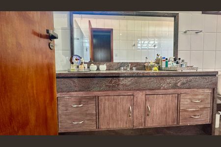 Casa à venda com 315m², 6 quartos e 2 vagas Casa à venda com 315m², 6 quartos e 2 vagasBanheiro