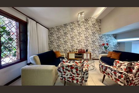 Casa à venda com 315m², 6 quartos e 2 vagas Casa à venda com 315m², 6 quartos e 2 vagasSala