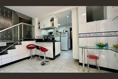 Casa à venda com 315m², 6 quartos e 2 vagas Casa à venda com 315m², 6 quartos e 2 vagasCozinha