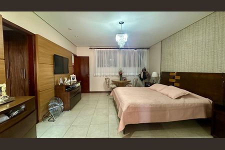 Casa à venda com 315m², 6 quartos e 2 vagas Casa à venda com 315m², 6 quartos e 2 vagasQuarto