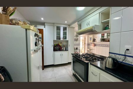 Casa à venda com 315m², 6 quartos e 2 vagas Casa à venda com 315m², 6 quartos e 2 vagasCozinha