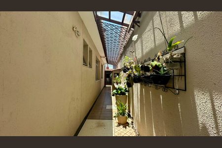 Casa à venda com 315m², 6 quartos e 2 vagas Casa à venda com 315m², 6 quartos e 2 vagasLateral da casa