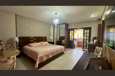 Casa à venda com 315m², 6 quartos e 2 vagas Casa à venda com 315m², 6 quartos e 2 vagasQuarto