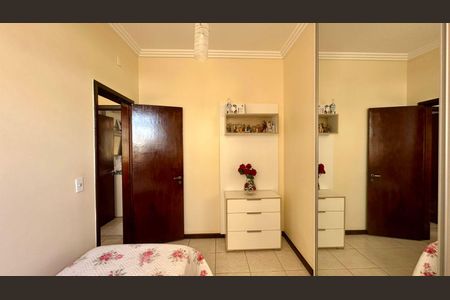 Casa à venda com 315m², 6 quartos e 2 vagas Casa à venda com 315m², 6 quartos e 2 vagasQuarto