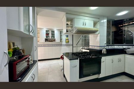 Casa à venda com 315m², 6 quartos e 2 vagas Casa à venda com 315m², 6 quartos e 2 vagasCozinha