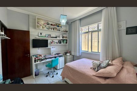 Casa à venda com 315m², 6 quartos e 2 vagas Casa à venda com 315m², 6 quartos e 2 vagasQuarto