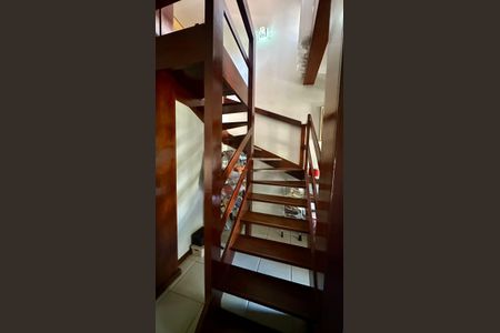 Casa à venda com 315m², 6 quartos e 2 vagas Casa à venda com 315m², 6 quartos e 2 vagasEscadas