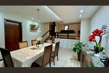 Casa à venda com 315m², 6 quartos e 2 vagas Casa à venda com 315m², 6 quartos e 2 vagasSala de jantar