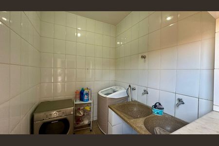 Casa à venda com 315m², 6 quartos e 2 vagas Casa à venda com 315m², 6 quartos e 2 vagasLavanderia