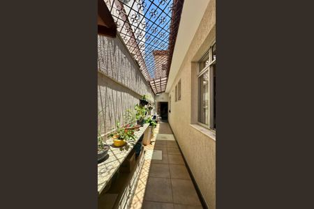 Casa à venda com 315m², 6 quartos e 2 vagas Casa à venda com 315m², 6 quartos e 2 vagasLateral da casa