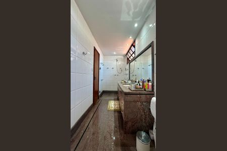 Casa à venda com 315m², 6 quartos e 2 vagas Casa à venda com 315m², 6 quartos e 2 vagasBanheiro