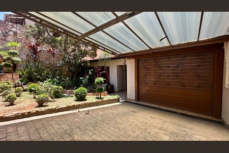 Casa à venda com 315m², 6 quartos e 2 vagas Casa à venda com 315m², 6 quartos e 2 vagasFrente da casa