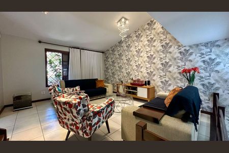 Casa à venda com 315m², 6 quartos e 2 vagas Casa à venda com 315m², 6 quartos e 2 vagasSala