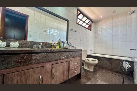 Casa à venda com 315m², 6 quartos e 2 vagas Casa à venda com 315m², 6 quartos e 2 vagasBanheiro