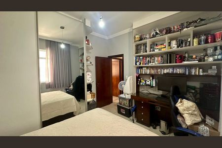 Casa à venda com 315m², 6 quartos e 2 vagas Casa à venda com 315m², 6 quartos e 2 vagasQuarto