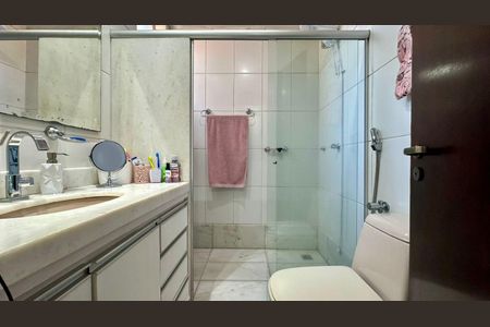 Casa à venda com 315m², 6 quartos e 2 vagas Casa à venda com 315m², 6 quartos e 2 vagasBanheiro