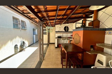 Casa à venda com 315m², 6 quartos e 2 vagas Casa à venda com 315m², 6 quartos e 2 vagasEspaço Gourmet