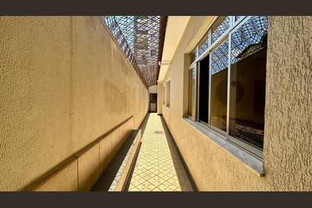 Casa à venda com 315m², 6 quartos e 2 vagas Casa à venda com 315m², 6 quartos e 2 vagasLateral da casa