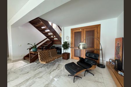 Casa à venda com 348m², 4 quartos e 5 vagasSala