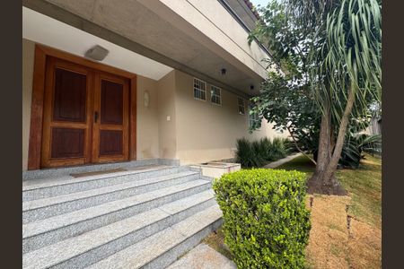 Casa à venda com 348m², 4 quartos e 5 vagasEntrada