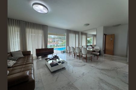 Casa à venda com 348m², 4 quartos e 5 vagasSala