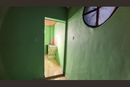 Sala Quarto entrada para cozinha e banheiro  de kitnet/studio para alugar com 1 quarto, 38m² em Irajá, Rio de Janeiro
