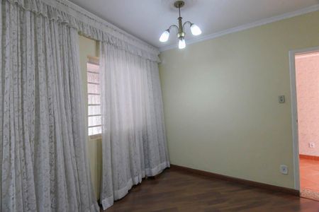 Casa à venda com 151m², 5 quartos e 3 vagas Casa à venda com 151m², 5 quartos e 3 vagasSala