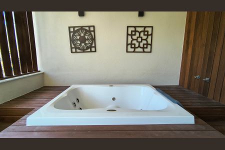 Casa de condomínio à venda com 450m², 4 quartos e 3 vagas Casa de condomínio à venda com 450m², 4 quartos e 3 vagasVaranda da Suíte 1