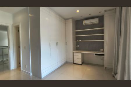 Casa de condomínio à venda com 450m², 4 quartos e 3 vagas Casa de condomínio à venda com 450m², 4 quartos e 3 vagasSuíte 1