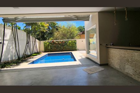 Casa de condomínio à venda com 450m², 4 quartos e 3 vagas Casa de condomínio à venda com 450m², 4 quartos e 3 vagasQuintal