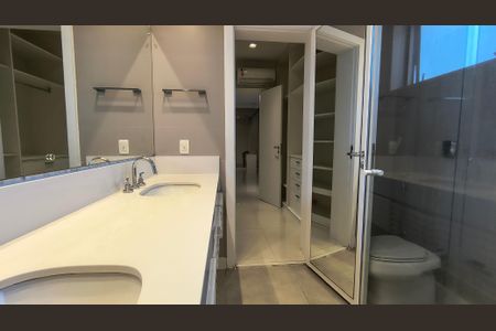 Casa de condomínio à venda com 450m², 4 quartos e 3 vagas Casa de condomínio à venda com 450m², 4 quartos e 3 vagasBanheiro 1 da Suíte 1