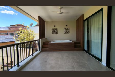 Casa de condomínio à venda com 450m², 4 quartos e 3 vagas Casa de condomínio à venda com 450m², 4 quartos e 3 vagasVaranda da Suíte 1